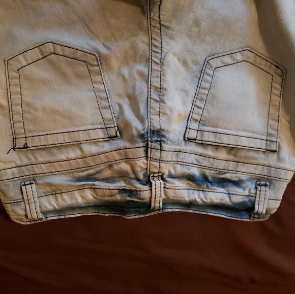 Distressed womens jean - Picture 5 of 9